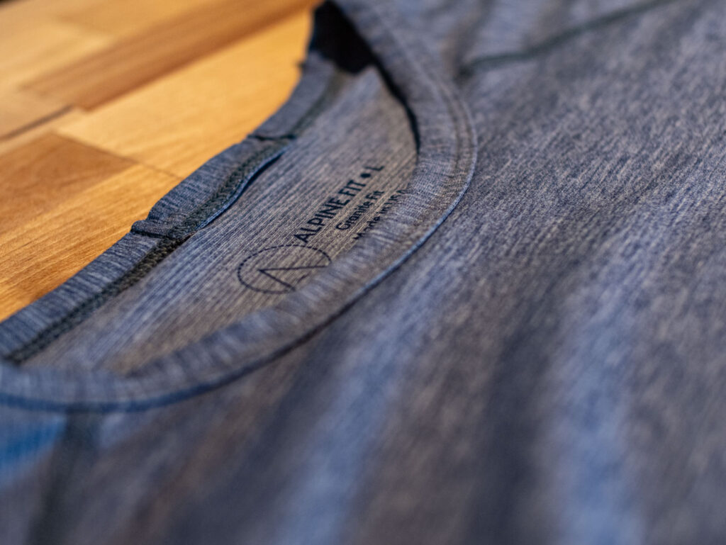 Close up of the collar of the Alpine Fit Men's Treeline Long Sleeve
